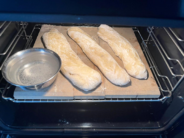 Drei rohe Baguettestangen im Ofen
