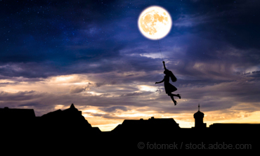 Ein Mädchen fliegt mit dem Mond als Ballon durch die Nacht