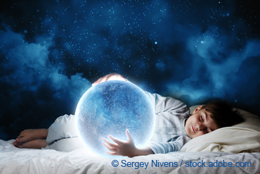 Kind schläft mit einem leuchtenden Mond im Arm