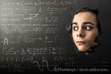 Das Gesicht einer jungen Frau blickt angstvoll durch eine Schultafel aud mathematische Formeln