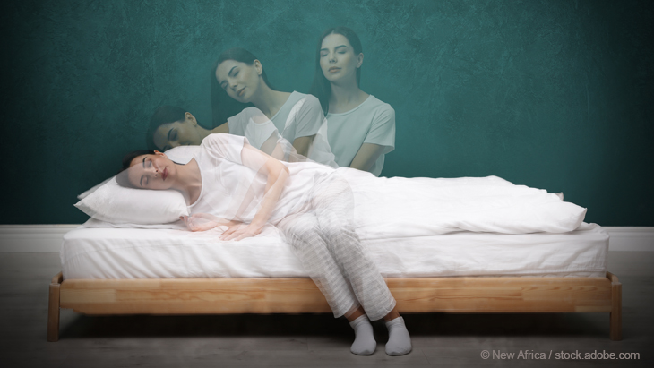 Eine junge Frau erhebt sich schlafend aus ihrem Bett