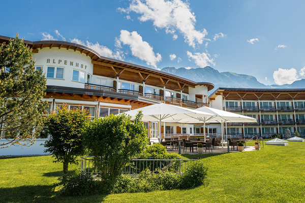 Frontalansicht des Hotels Alpenhof in Oberstdorf