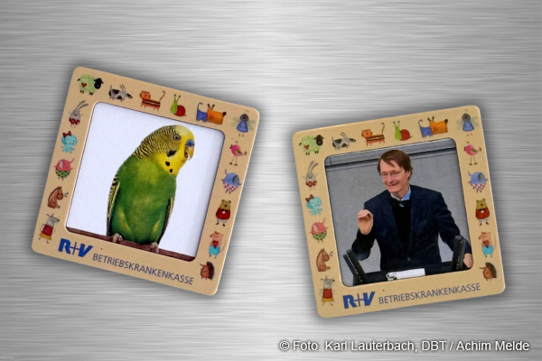 Zwei Bildmagnete zum Befüllen mit eigenen Fotos hängen an einer Kühlschranktür