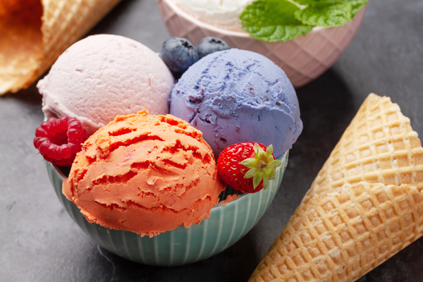 Bunte Eiscreme-Kugeln in einer Schale