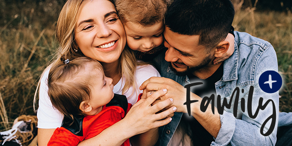 Eine glückliche Familie mit zwei Kindern